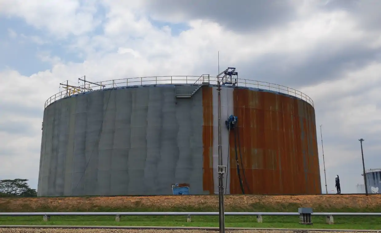 Granallado con Robot FasterBlaster del Tanque TK-4104B de 100.000 Barriles